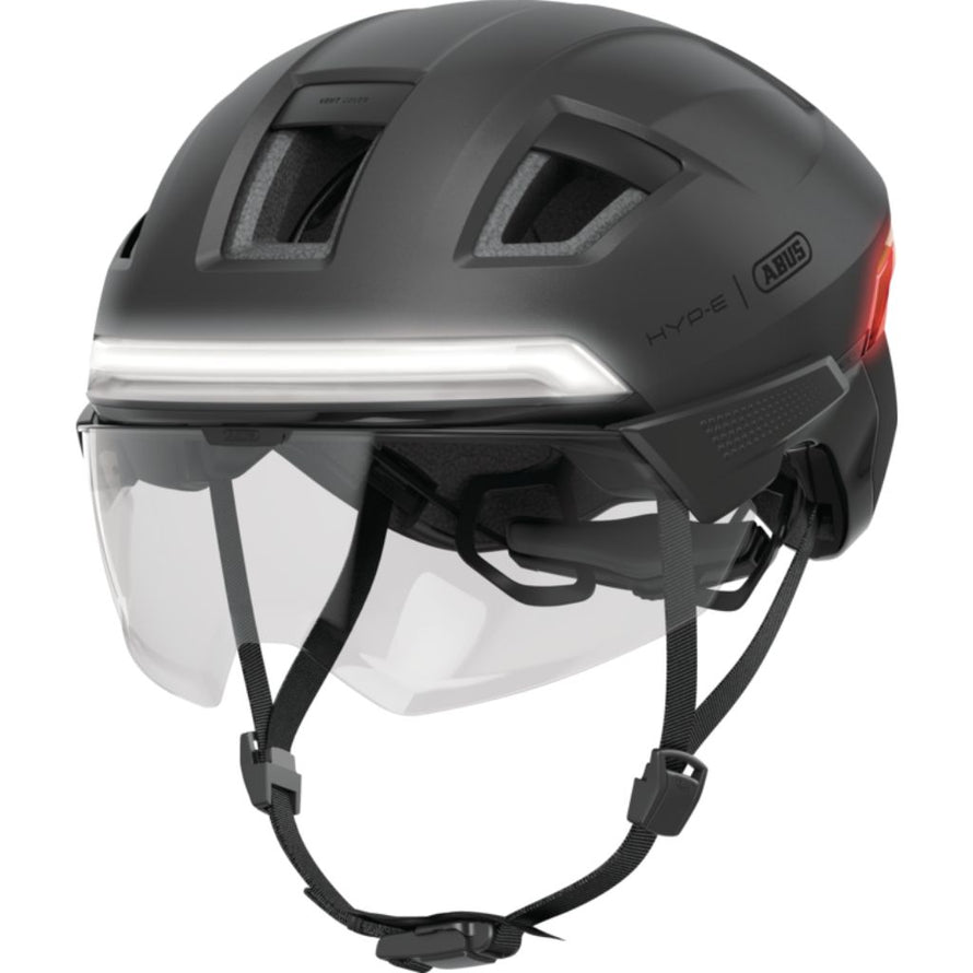 Casque de vélo électrique Abus avec visière transparente et protections d’oreilles amovibles.