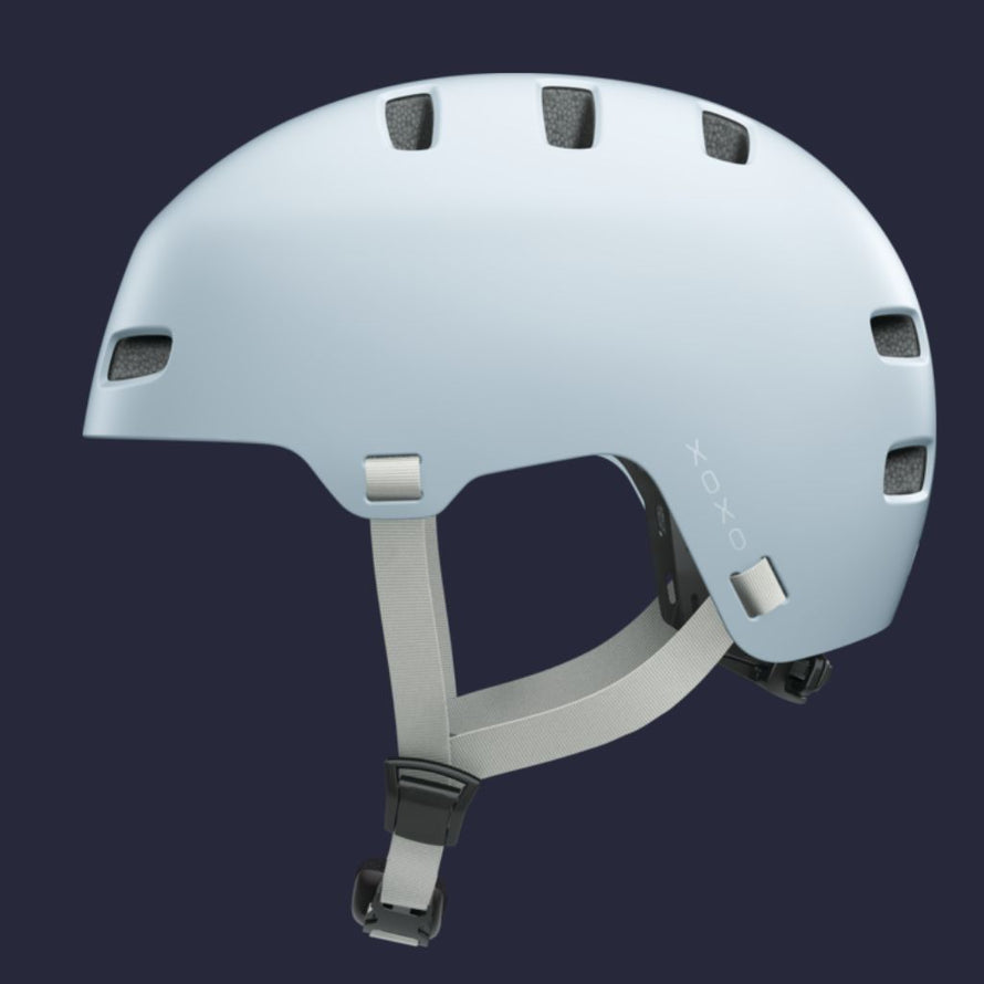 Casque Abus Xoxo bleu clair avec sangles grises et design urbain polyvalent