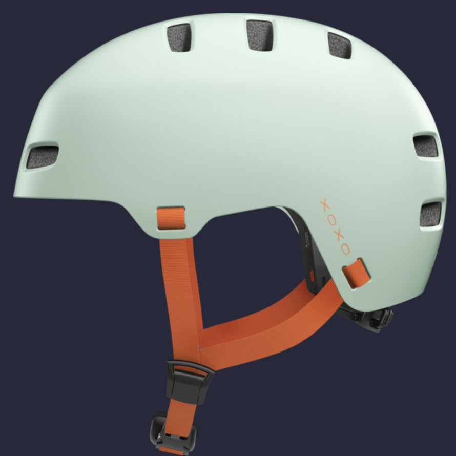 Casque Abus Xoxo vert avec coque résistante et sangle orange réglable vu de côté