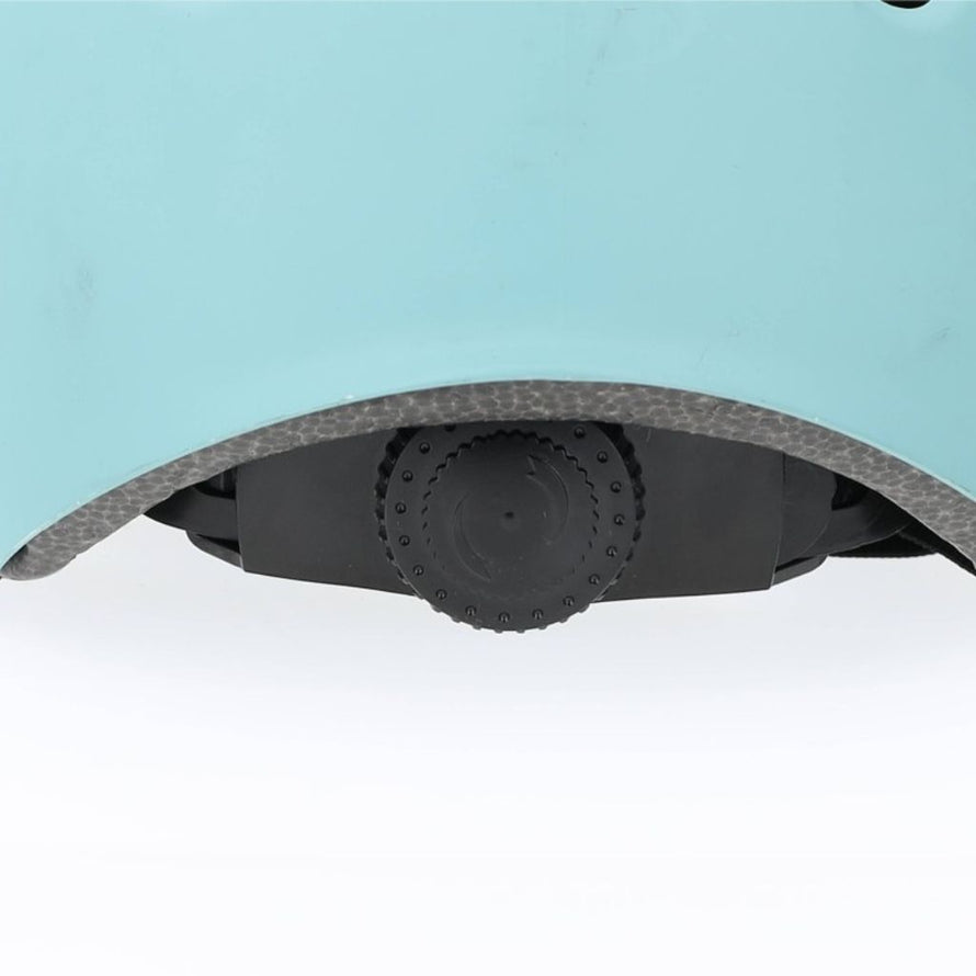 Détail du casque enfant Coolride Shark avec molette de réglage du tour de tête.