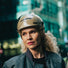 Casque vélo Kask Urban Lifestyle avec visière beige, alliant style urbain et sécurité optimale