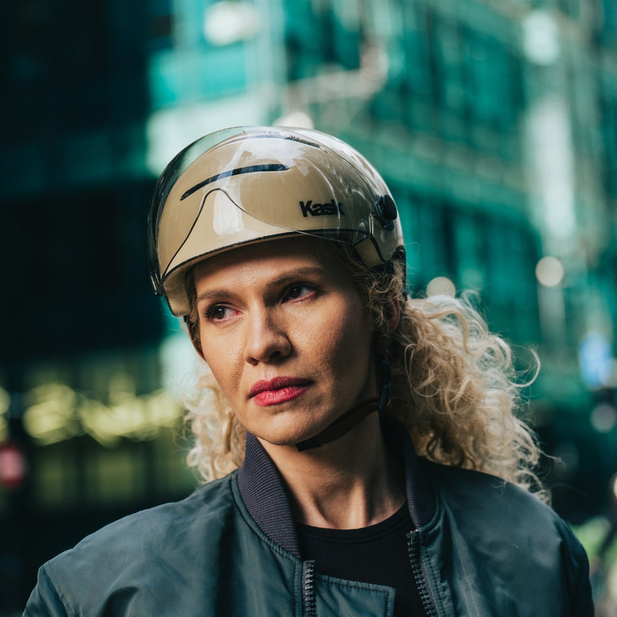 Casque vélo Kask Urban Lifestyle avec visière beige, alliant style urbain et sécurité optimale