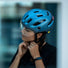 Casque Met Intercity Mips bleu avec visière intégrée, confort et sécurité pour vélo urbain moderne