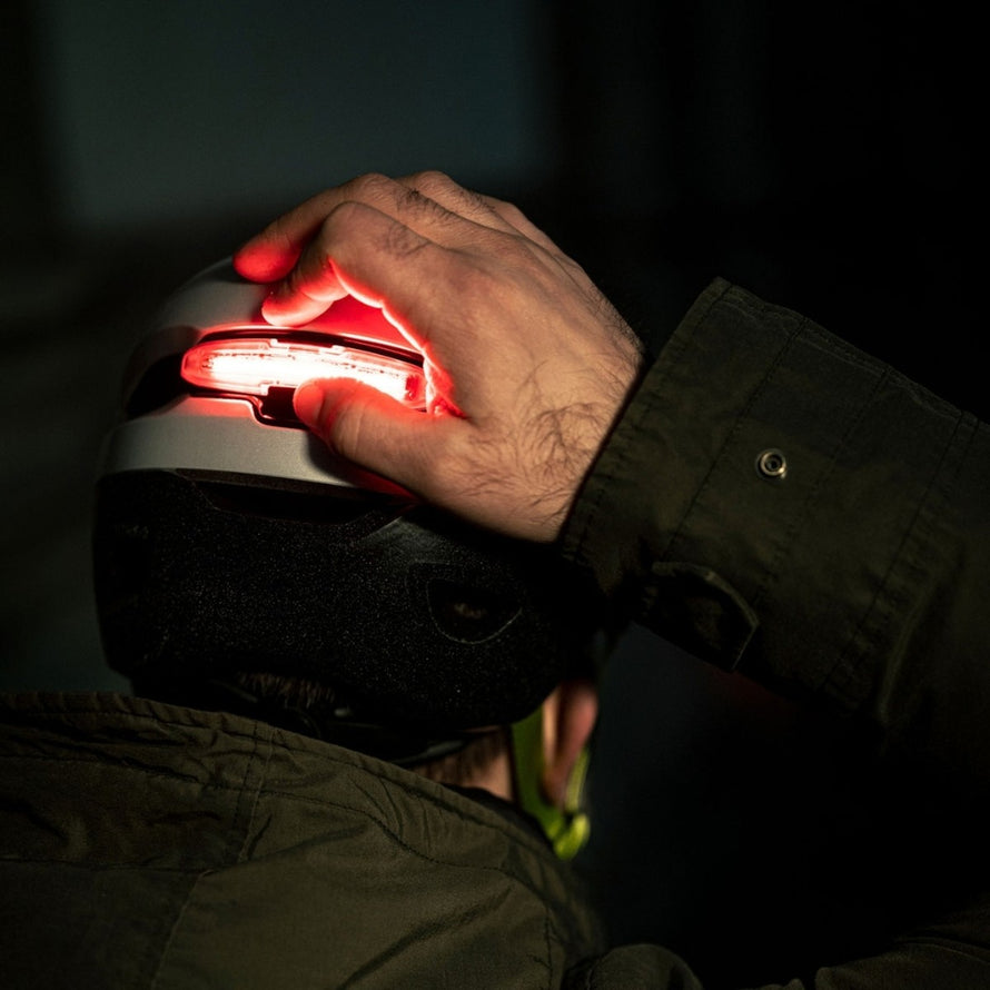 Casque Met Intercity Mips avec feu LED arrière activé pour sécurité optimale en vélo urbain