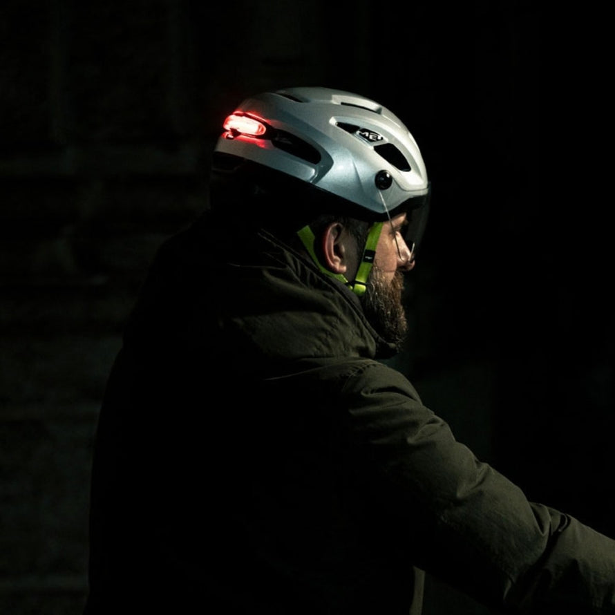 Casque Met Intercity Mips avec feu led rouge arrière pour sécurité renforcée en cyclisme urbain nocturne