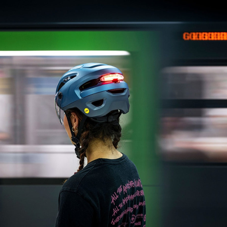 Casque Met Intercity Mips bleu avec lumiere led arriere pour securite et confort en cyclisme urbain