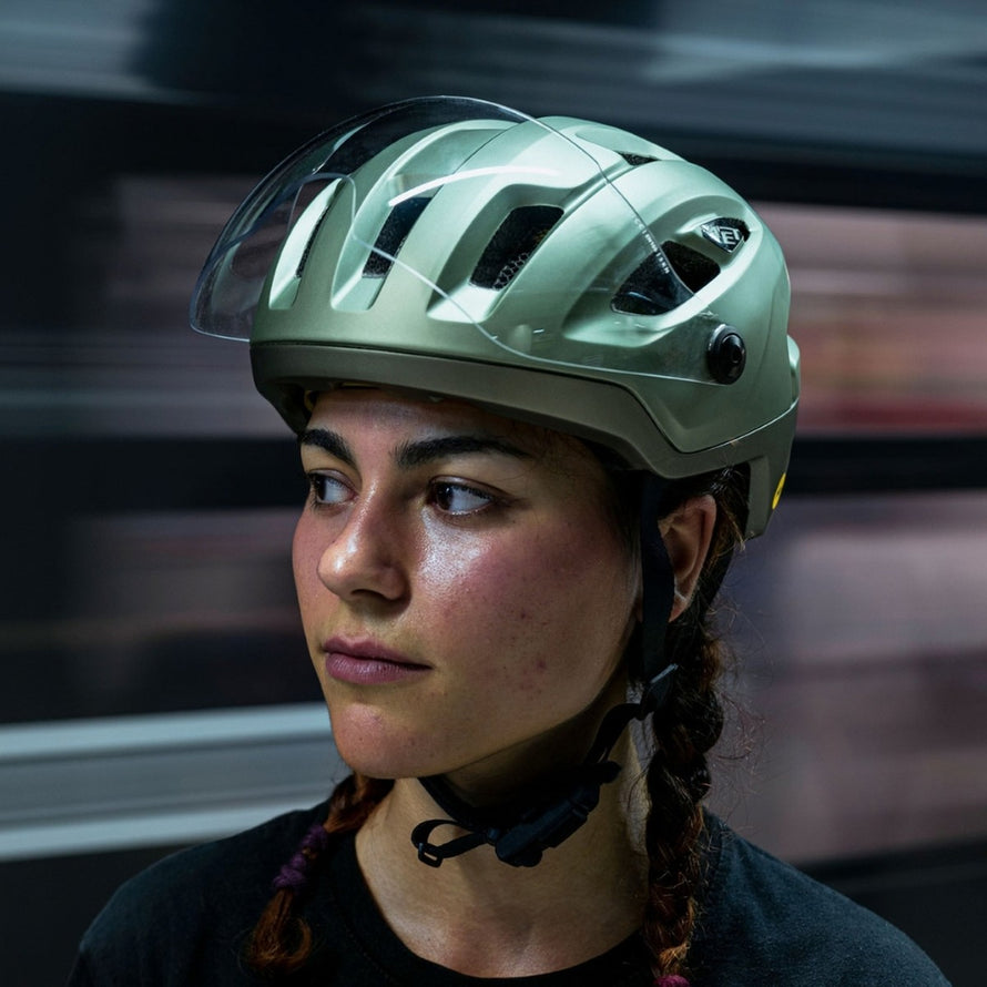 Casque Met Intercity Mips beige avec visiere transparente pour cyclisme urbain securise et confortable