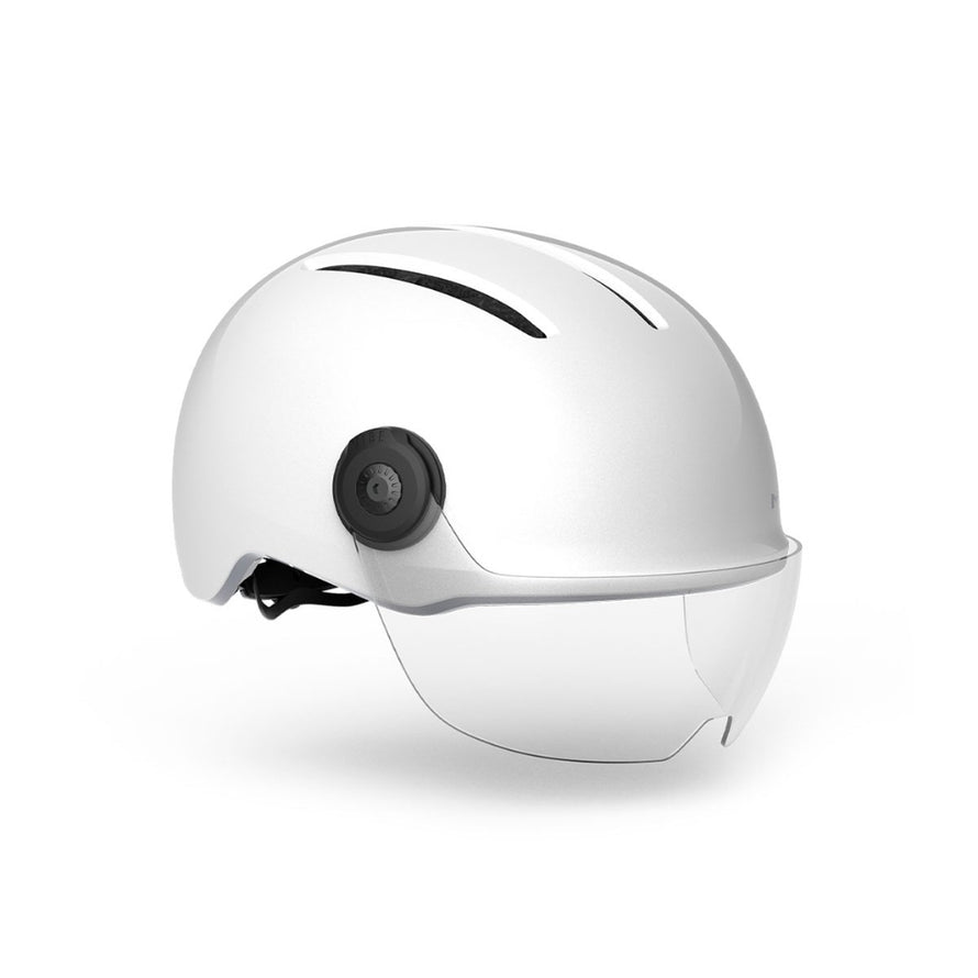 Casque Met Vibe On Mips blanc avec visiere integrée pour protection et confort en cyclisme urbain