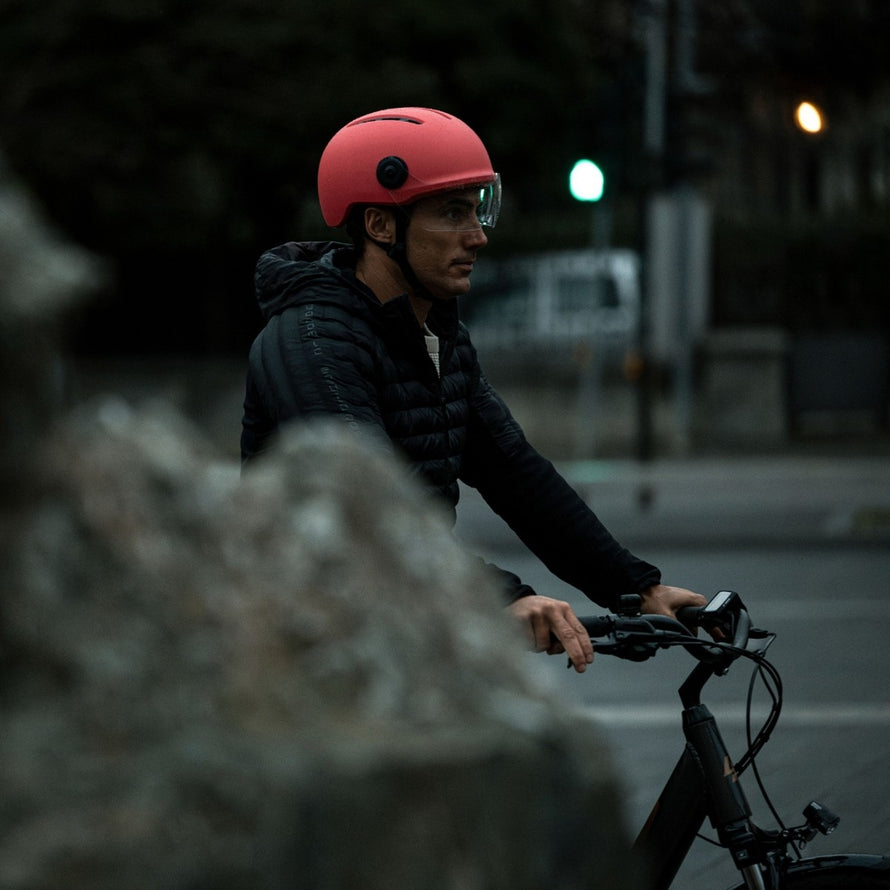 Casque Met Vibe On Mips corail en usage urbain avec visiere pour protection et style moderne