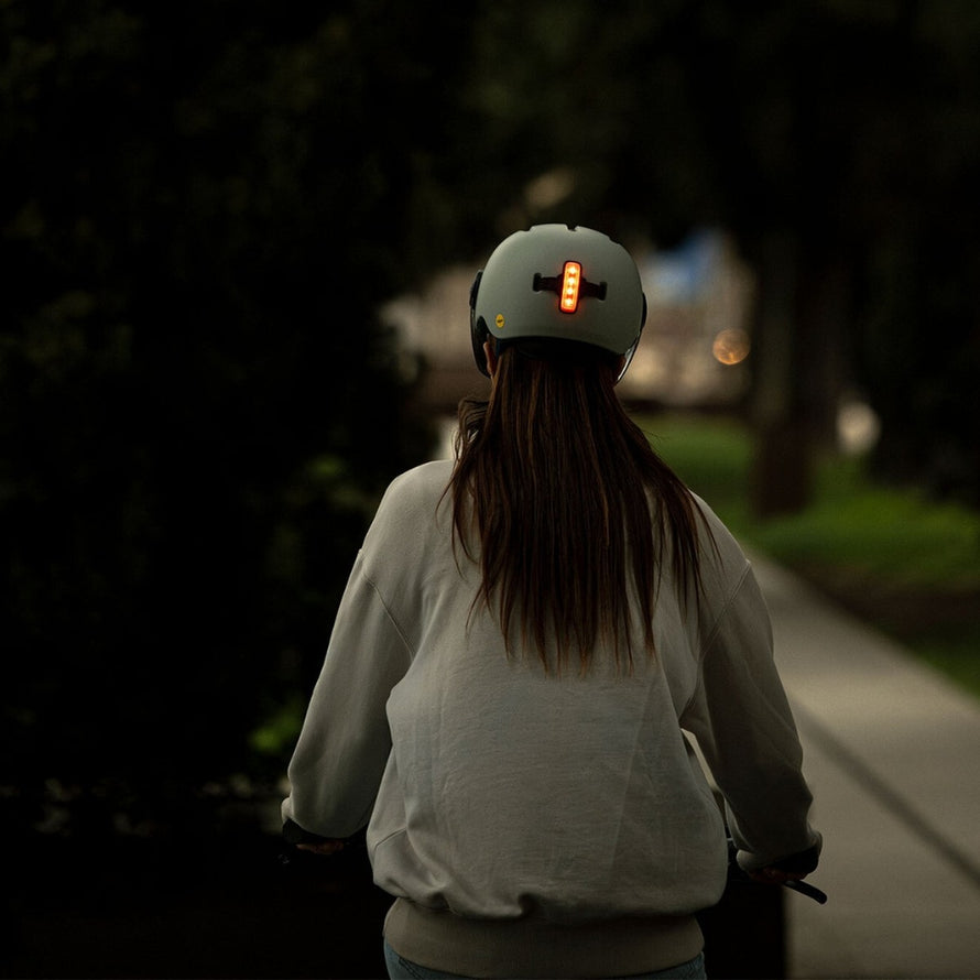 Casque Met Vibe On Mips ecru avec feu arriere LED pour une meilleure visibilite en cyclisme urbain