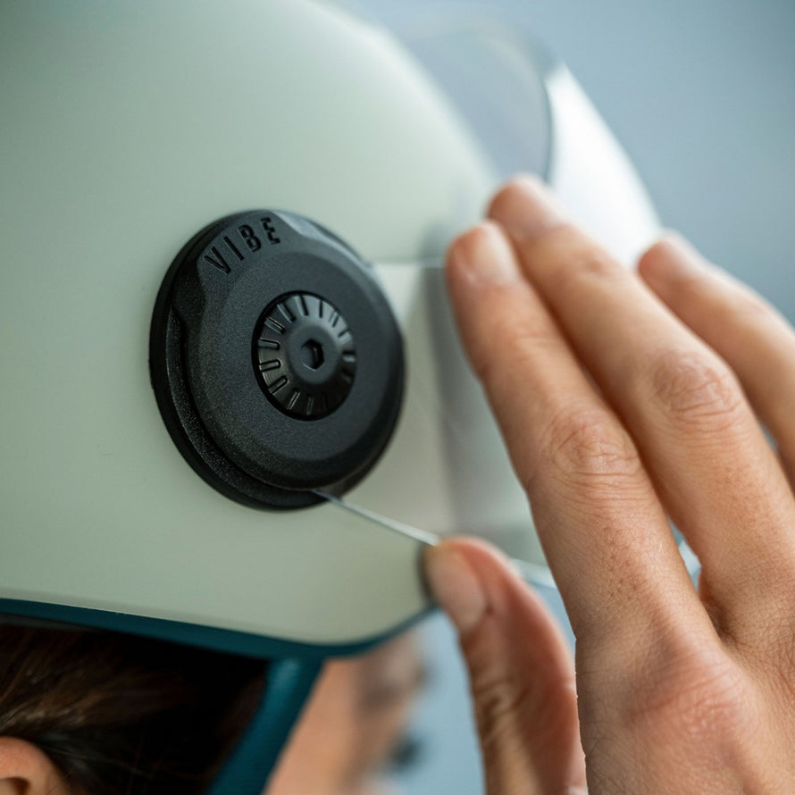Casque Met Vibe On Mips ecru avec systeme de reglage precis pour confort et securite optimale
