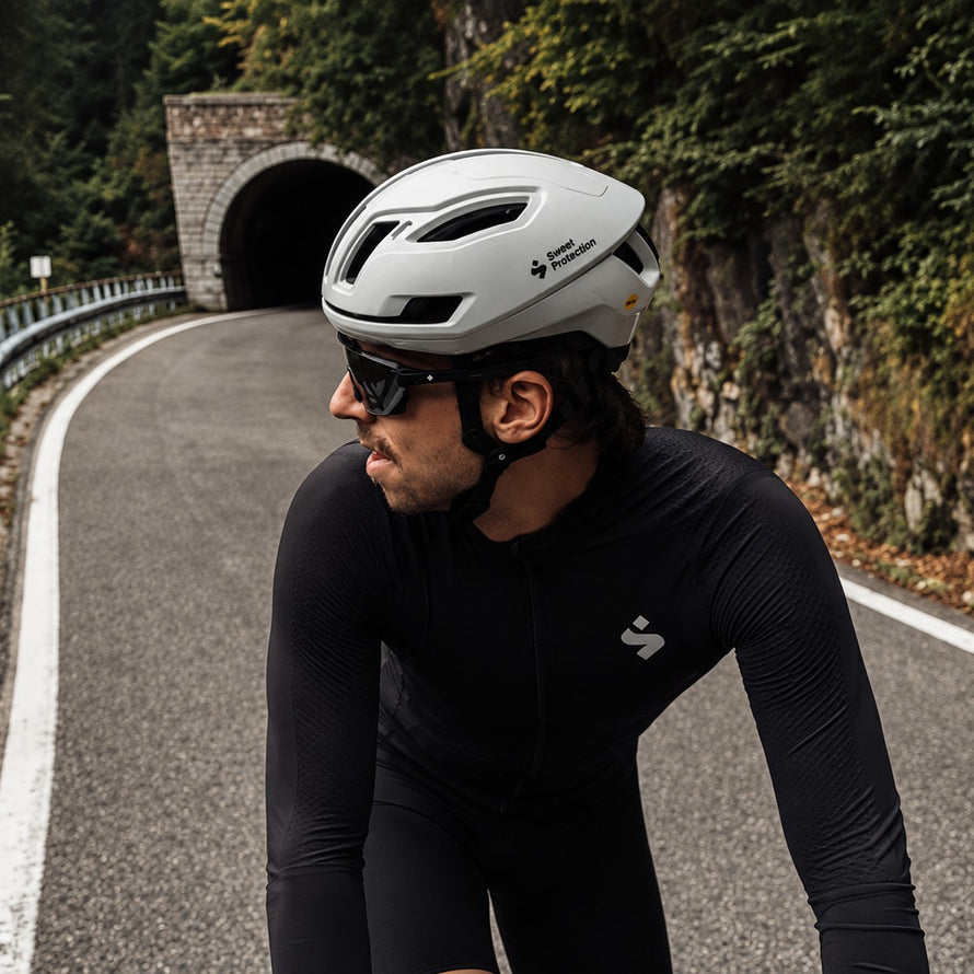 Casque Sweet Protection Falconer 2Vi Mips blanc, protection et style pour cyclistes sur route en milieu naturel