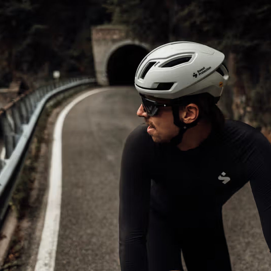 Casque Sweet Protection Falconer 2Vi Mips blanc, design moderne et protection avancée pour cyclistes sur route