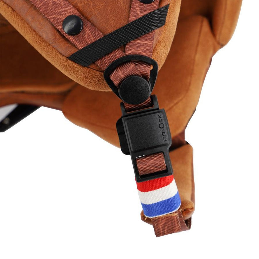 Fermeture Fidlock avec sangle tricolore sur casque urbain Optimiz O404 pour un maintien sécurisé
