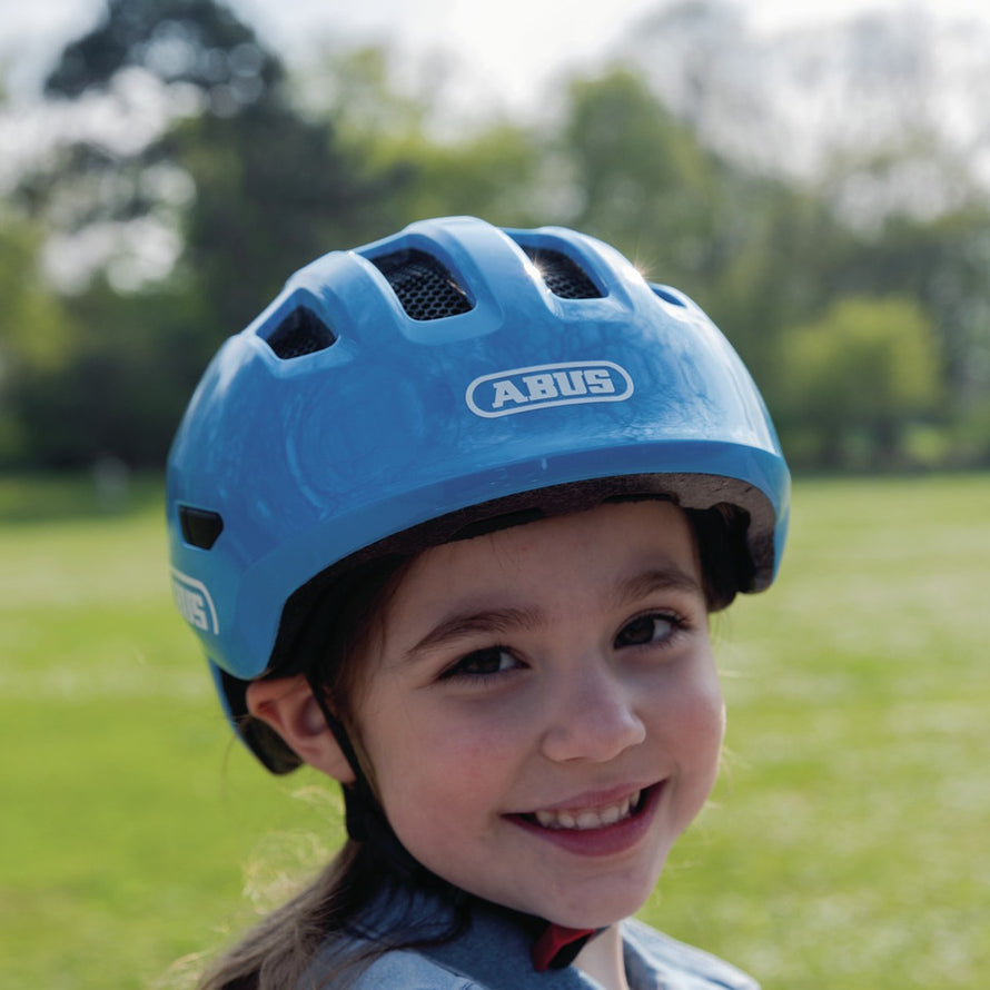 Casque vélo bébé Abus Smiley 3.0 shiny sky blue, protection légère et ajustement facile pour enfant