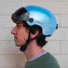 Casque vélo connecté Cosmo Connected Fusion bleu avec visière teintée porté de profil par un homme