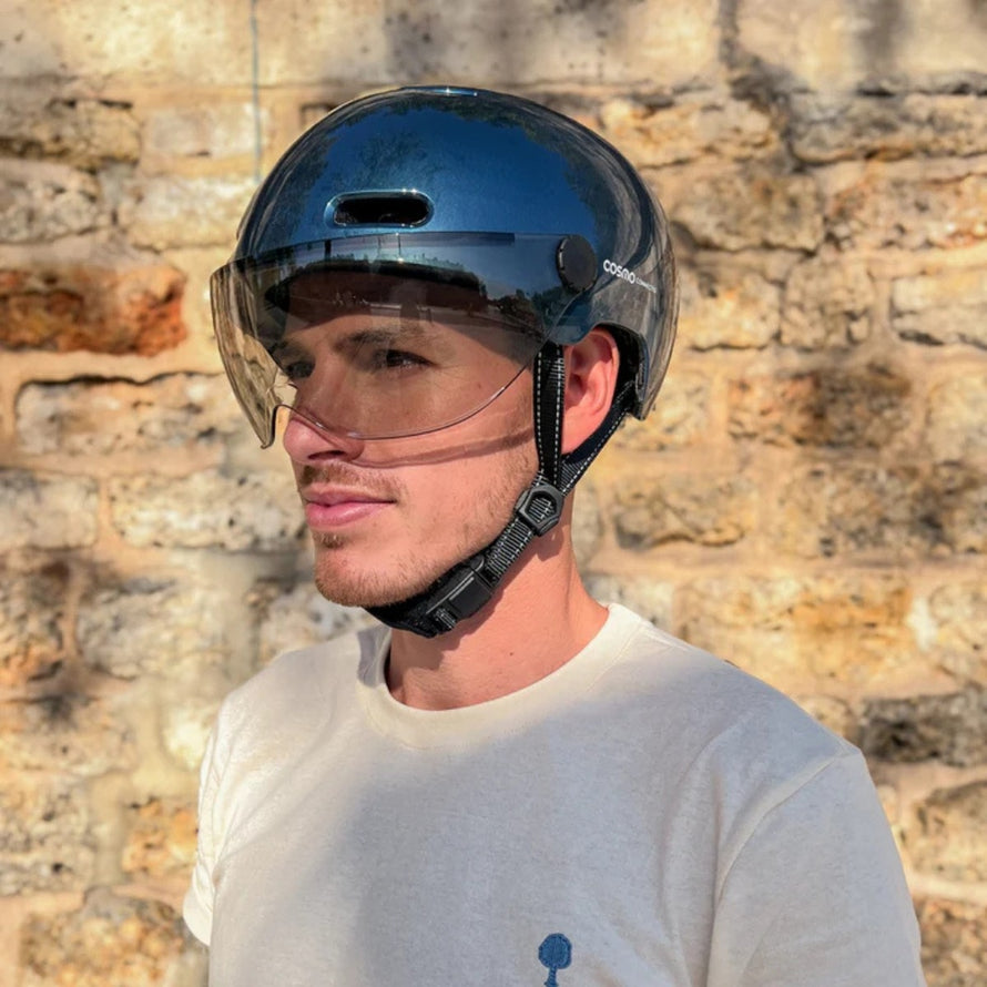 casque velo connecte cosmo connected fusion noir avec visiere transparente porte par un homme