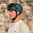 Casque vélo Cosmo Connected Fusion bleu profil avec visière baissée et sangles ajustables pour sécurité optimale