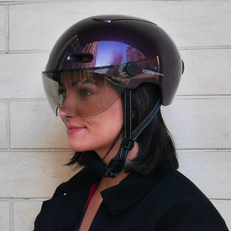 casque velo cosmo connected fusion violet avec visiere integrée porté par une femme en profil