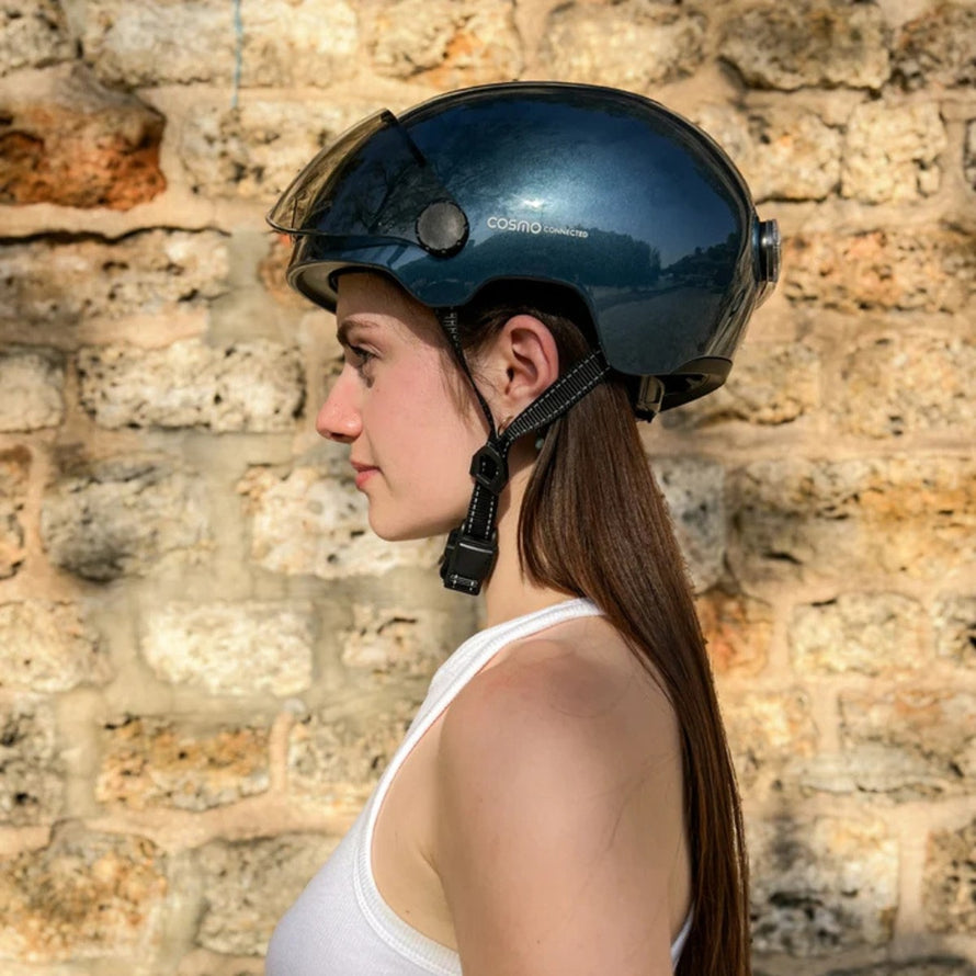 casque velo connecte cosmo connected fusion bleu vue de profil porte par une femme cheveux longs