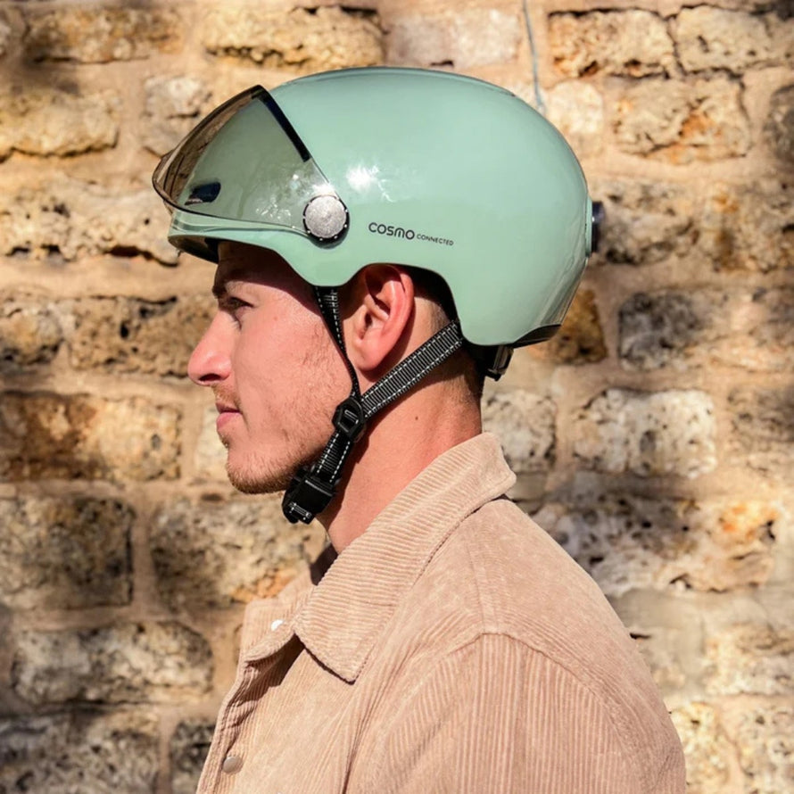 Casque vélo connecté Cosmo Connected Fusion vert avec visière transparente porté par un homme en extérieur