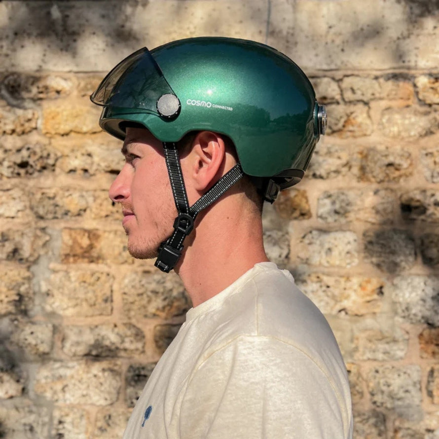 Casque vélo connecté Cosmo Connected Fusion vert vue de profil porté par un homme en extérieur