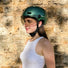 casque velo lumineux connecte cosmo fusion vert avec visiere transparent porte par une femme