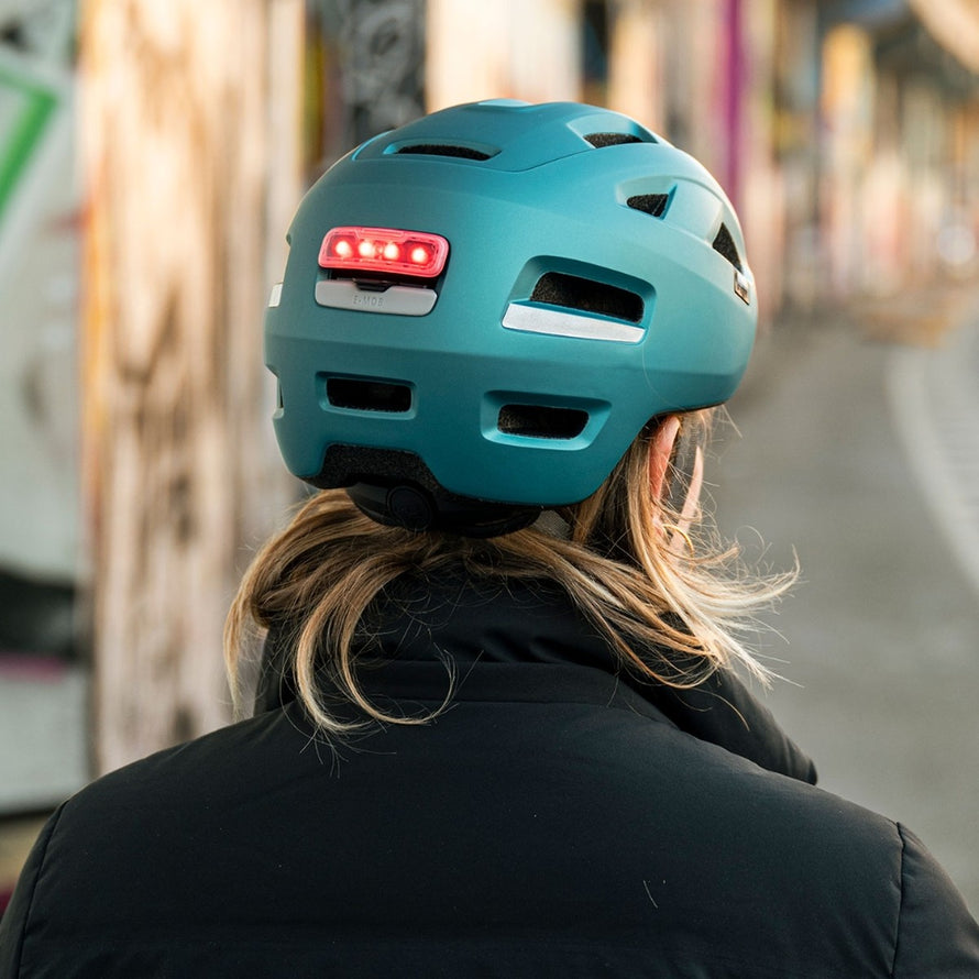 Casque Met E-Mob bleu mat avec feu arriere integre pour velo electrique, securite et confort assures