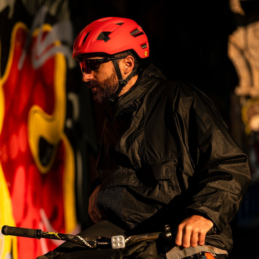 Casque MET E-Mob rouge mat avec feu intégré, alliant sécurité et style urbain pour vélo électrique
