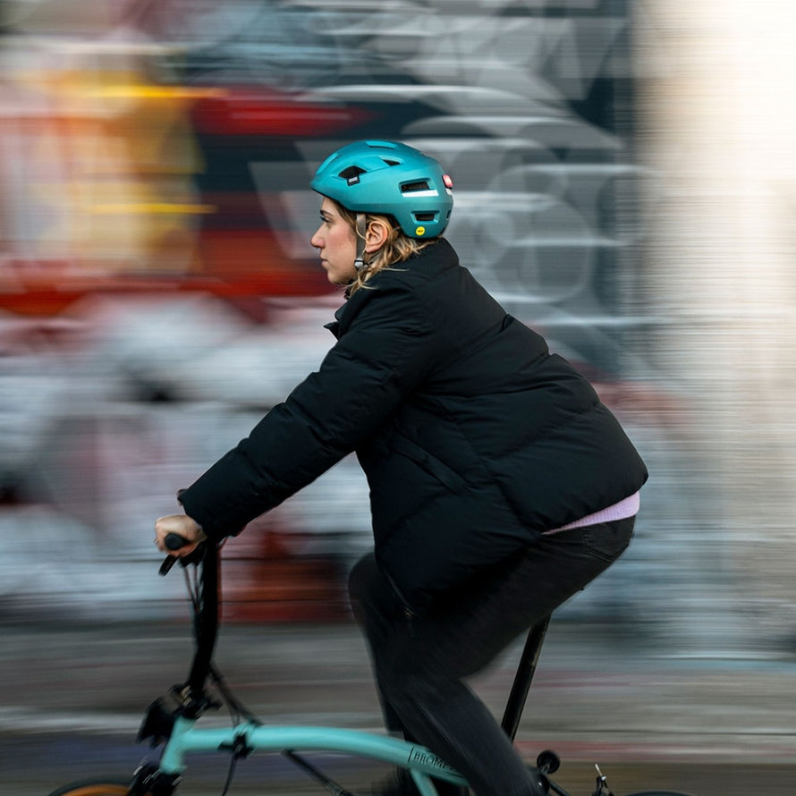 Casque MET E-Mob turquoise brillant avec feu intégré pour vélo électrique, sécurité et confort urbain