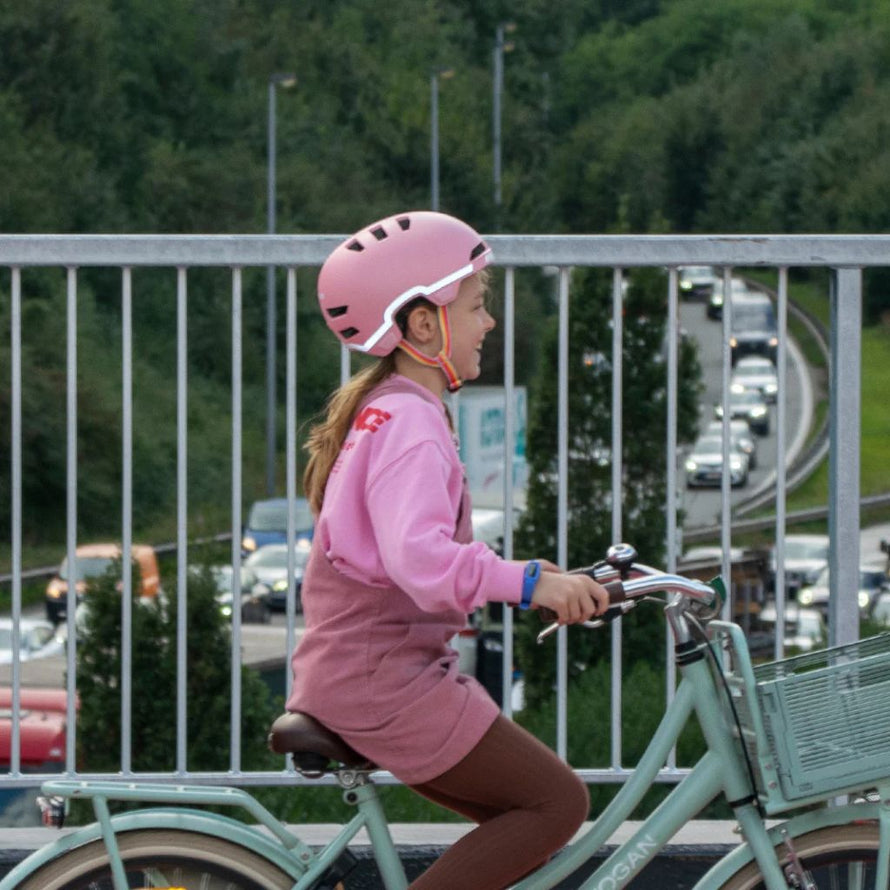 Casque vélo ado GoFluo Maze Lazer haute visibilité protection optimale kineticore design urbain soft pink