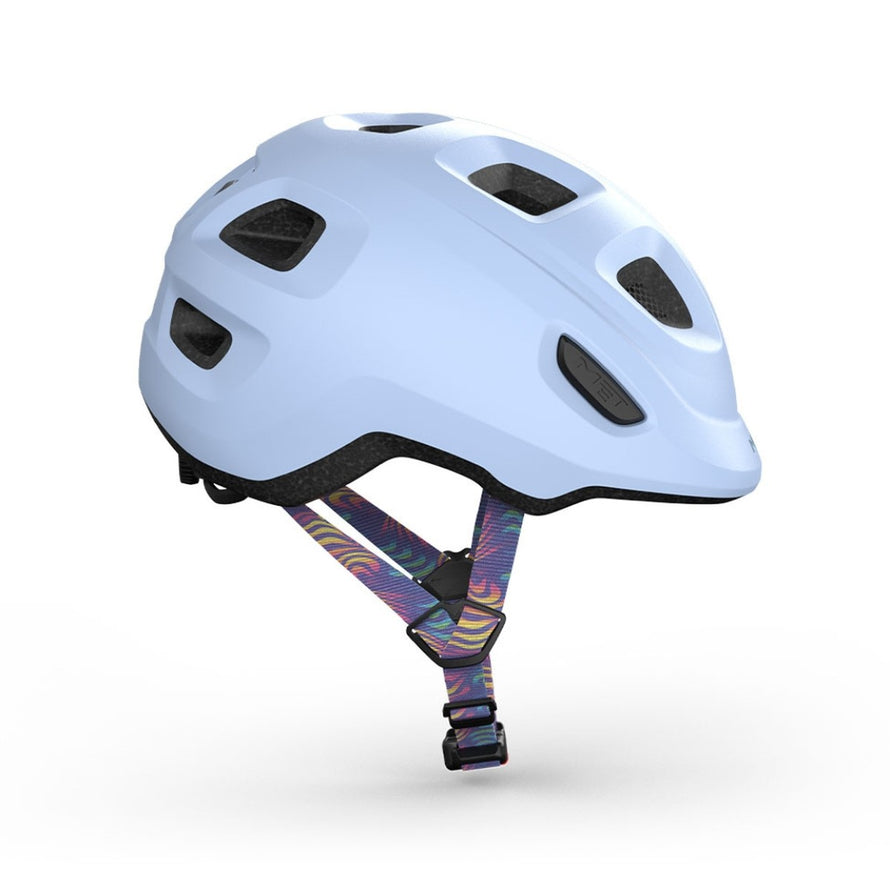 Casque velo enfant Hourra MET bleu clair avec sangle multicolore, compatible siege velo enfant pour protection et confort