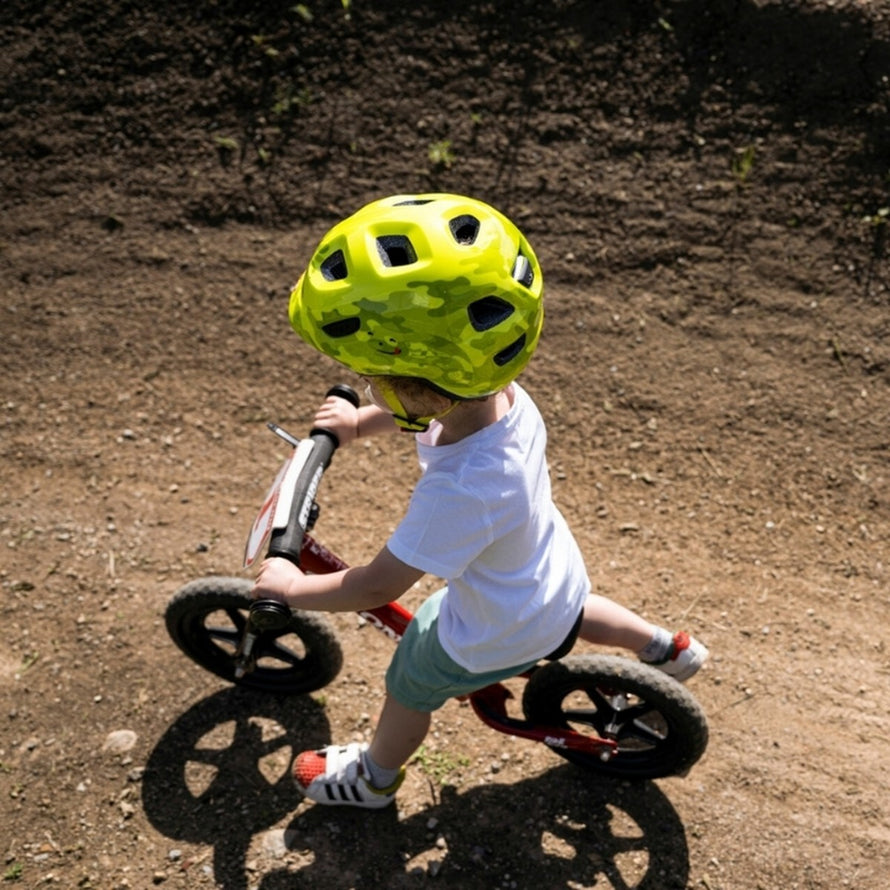 Casque enfant vélo Hourra MET camouflage jaune fluo, sécurité optimale pour enfants de 1 à 7 ans