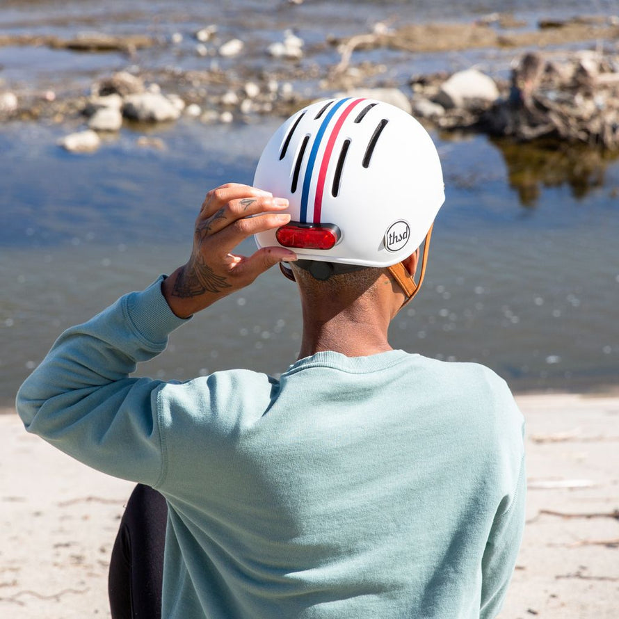 Casque vélo élégant avec feu arrière