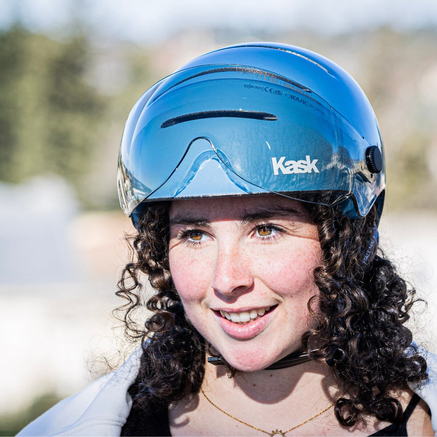 Casque vélo Kask Urban Lifestyle avec visière bleu brillant, alliant sécurité et style moderne pour cyclistes urbains