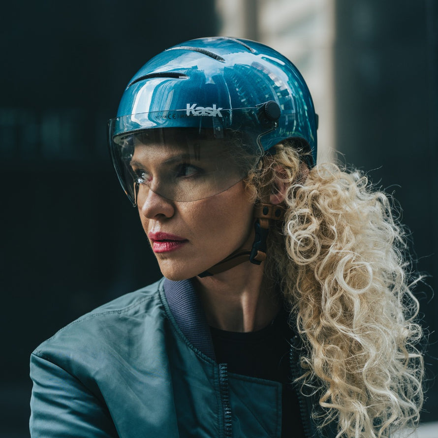 Casque velo Kask Urban Lifestyle avec visiere bleu brillant, design moderne et securite optimale