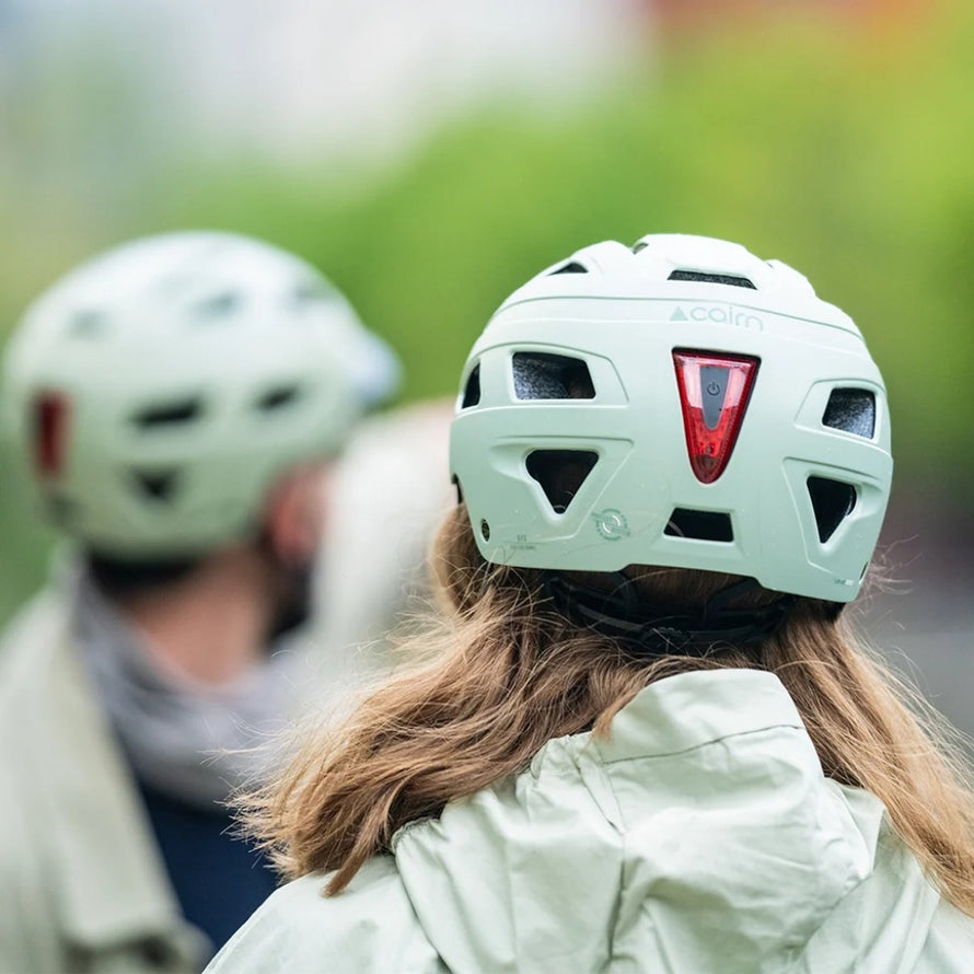 Casque de vélo urbain Cairn Clarke 7896 avec lumière LED pour visibilité et protection en milieu urbain