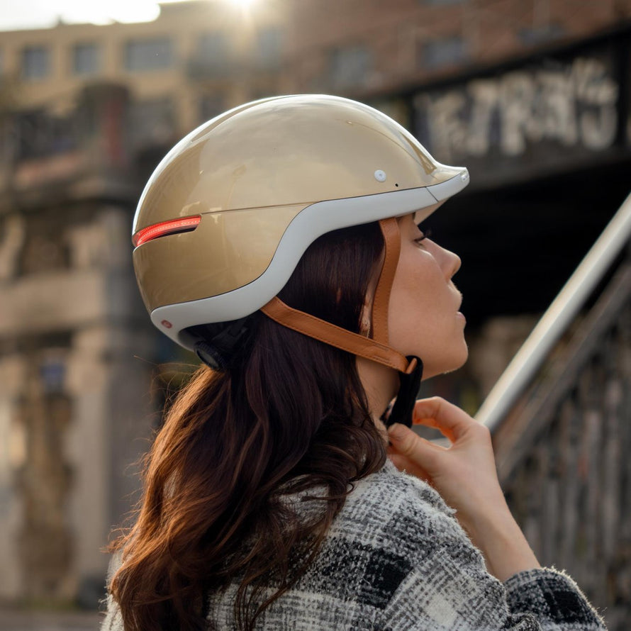 Casque velo lumineux avec clignotants Overade Life beige pour femme, securite et style urbain