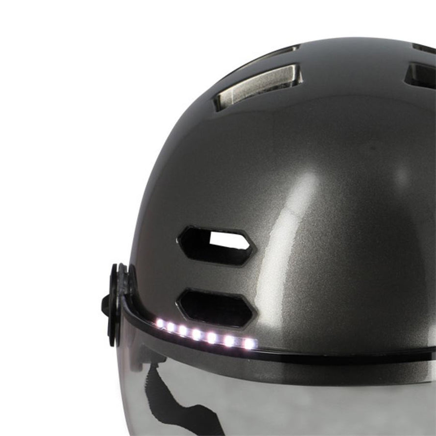 Casque vélo Optimiz avec visière et clignotants LED intégrés pour signalisation sécurisée et confort urbain