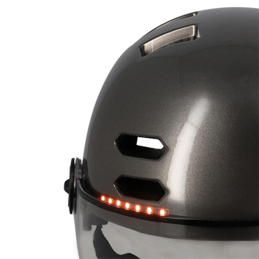 Casque vélo Optimiz à visière avec clignotants LED rouges intégrés pour sécurité et visibilité en circulation urbaine