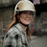 Casque vélo Overade Life avec visière et clignotants intégrés pour femme, design urbain et sécurité renforcée