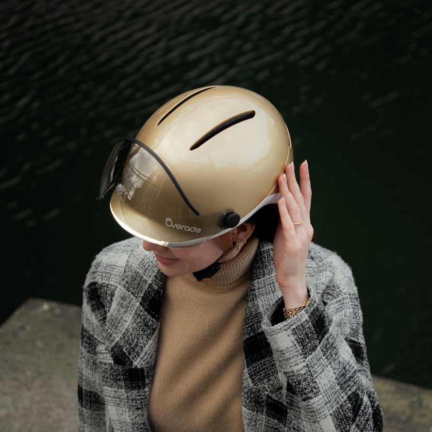 Casque vélo Overade Life avec visière fumée et éclairage intégré pour sécurité et style urbain femme
