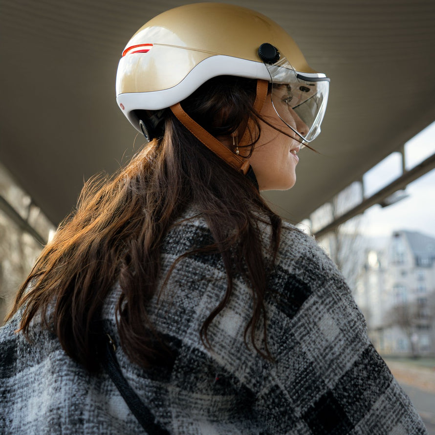Casque vélo Overade Life avec visière transparente et clignotants LED pour sécurité et confort urbain femme