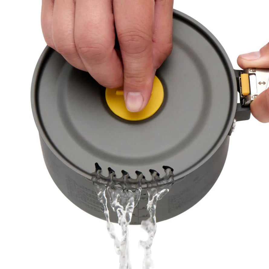 Casserole avec couvercle à trous pour égoutter le contenu, idéale pour les repas en voyage à vélo