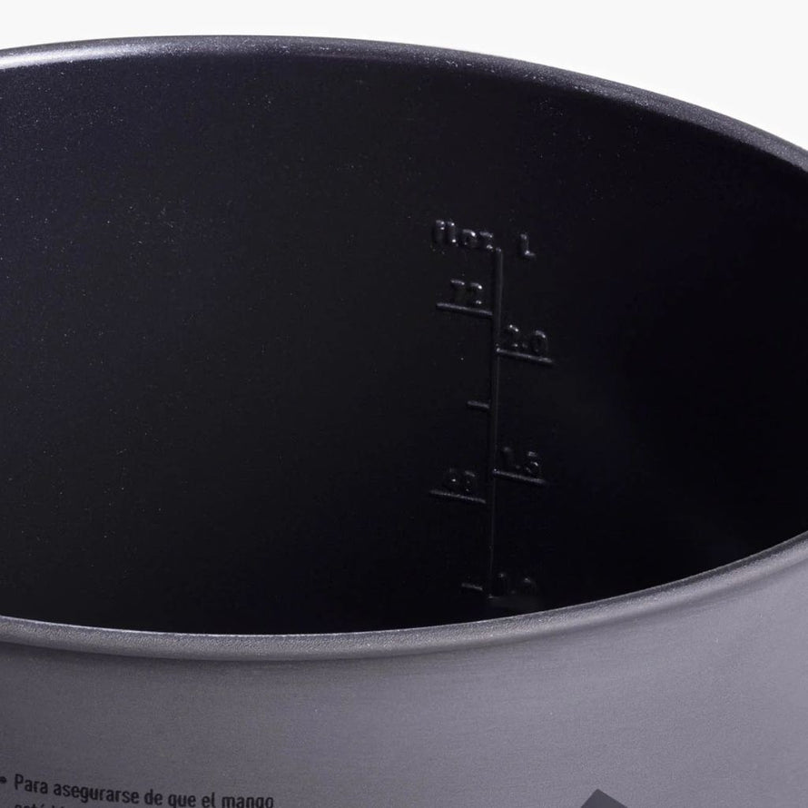 Casserole pour la popote en voyage à vélo avec niveau de volumes et couvercle verrouillable