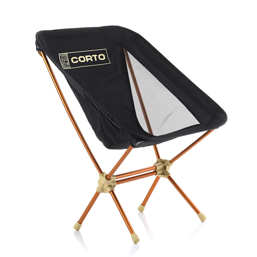 Chaise pliable legere Corto modele avec armature aluminium orange et tissu noir ideal pour camping et cyclisme