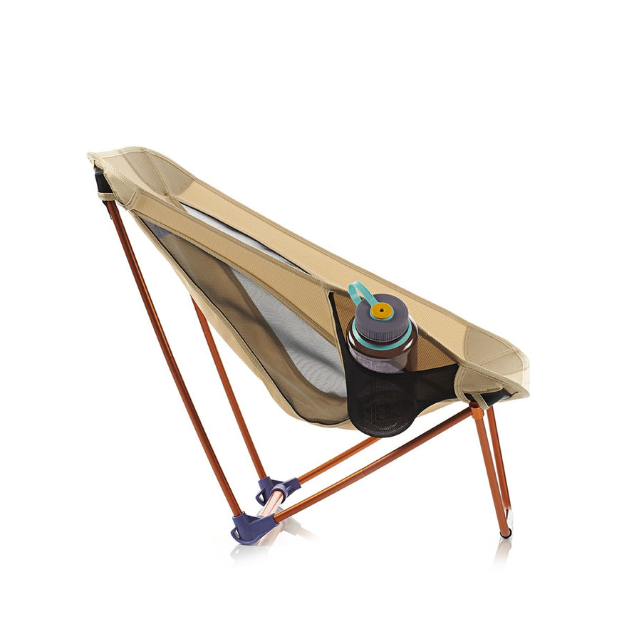 Chaise pliable ultra legere Corto beige avec porte-gourde, ideale pour camping et loisirs en plein air