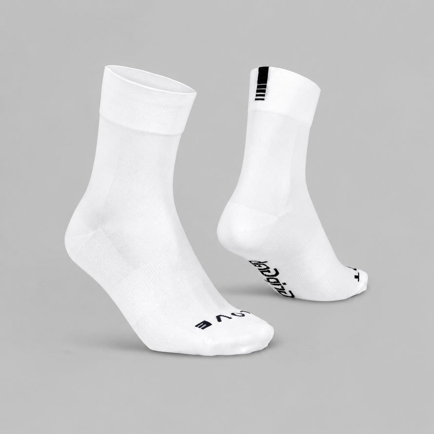 Chaussettes de vélo légères Sl GripGrab blanches, idéales pour une ventilation optimale et un confort estival