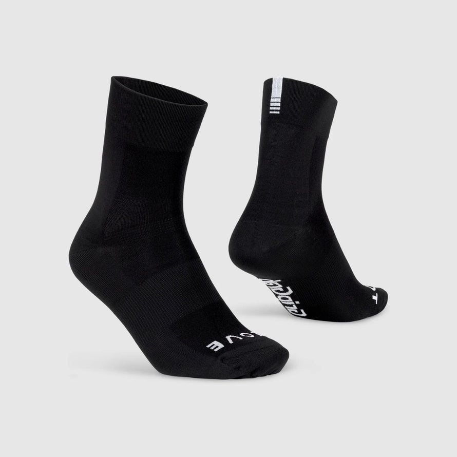Chaussettes de vélo légères Sl GripGrab noires, offrant respirabilité et maintien pour cyclistes performants