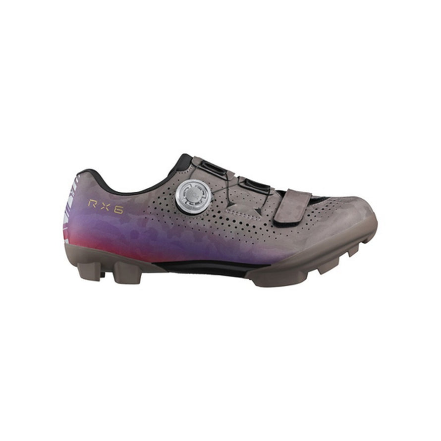 Chaussures gravel femme Shimano SH-RX600 SPD vue côté extérieur avec système de serrage BOA et design moderne